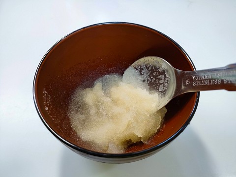 ３．ボウルに卵黄と砂糖を入れて、白っぽくなるまで混ぜる