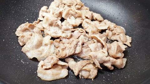 [POINT]豚肉の薄切りを使う場合は、炒める前にあらかじめ５ｃｍくらいに切り分けるか、火が通ってから、テコで５ｃｍくらいに切り分けるといい