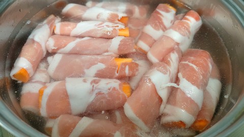 [POINT]豚肉の巻き終わりの部分を鍋の底側において煮ると、豚肉の型崩れをおこしにくいです