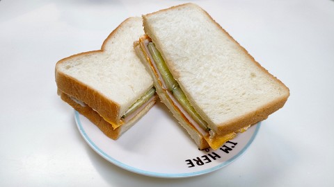 [POINT]サンドイッチを半分に切るときゅうりも落ちにくいので、食べやすいです