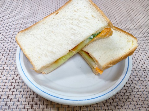 [POINT]サンドイッチを半分に切るときゅうりも落ちにくいので、食べやすいです